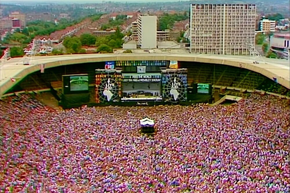 Квин стадион. Стадион Уэмбли 1985. Концерт Live Aid 1985 Queen. Концерт Квин Уэмбли 1985. Куин 1985 стадион Уэмбли.