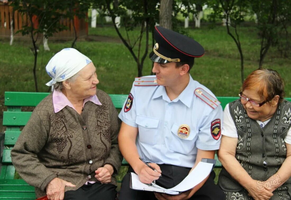 Служба участковых уполномоченных полиции. Участковый уполномоченный. бабушка в полиции. участковый с бабушкой. бабуля в полиции.