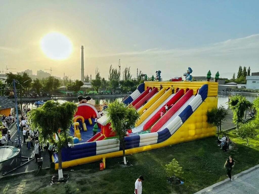 7 развлечений. Yerevan Park аттракционы. Erevan Park Ереван. Парк Малибу Ереван.