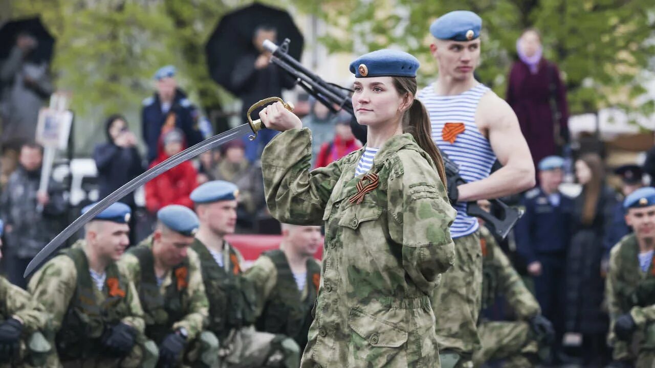 Русские сильные. Женщины военные на параде. Российские женщины военнослужащие. Женщины военные в России на параде. Женские военные профессии.