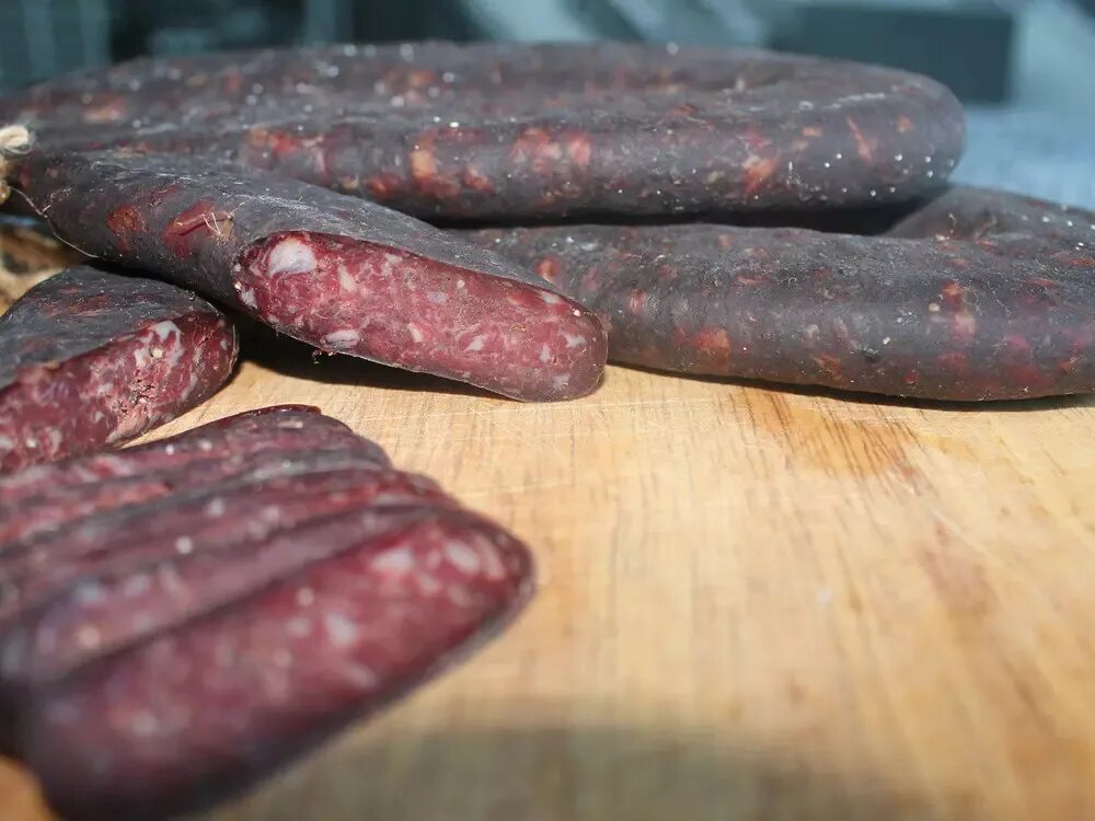 Набивка колбасы. Сухая колбаса. Сушеная колбаса. Дагестанская сыровяленая колбаса. Домашняя сыровяленая колбаса.