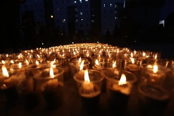 Свеча горела ленинград. Свеча памяти Ленинград 900. Поминальная свеча. Много свечей. Много поминальных свечей.