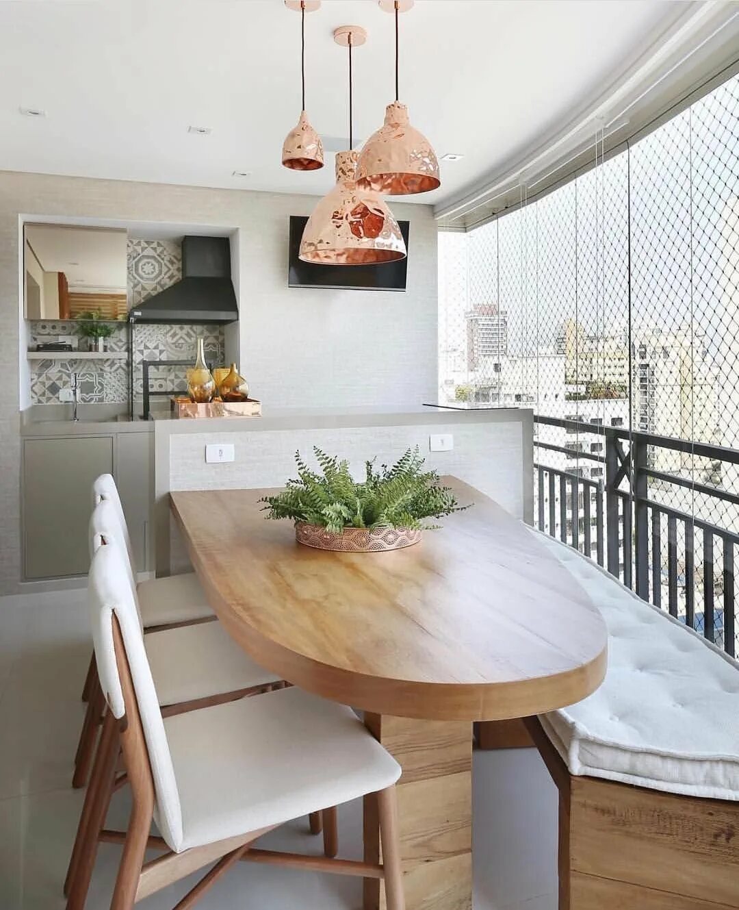 Дизайн балкона кухни фото. Обеденная зона на лоджии. Обеденный стол для кухни. Обедкннп зона на балконе. Обеденный стол на балконе.
