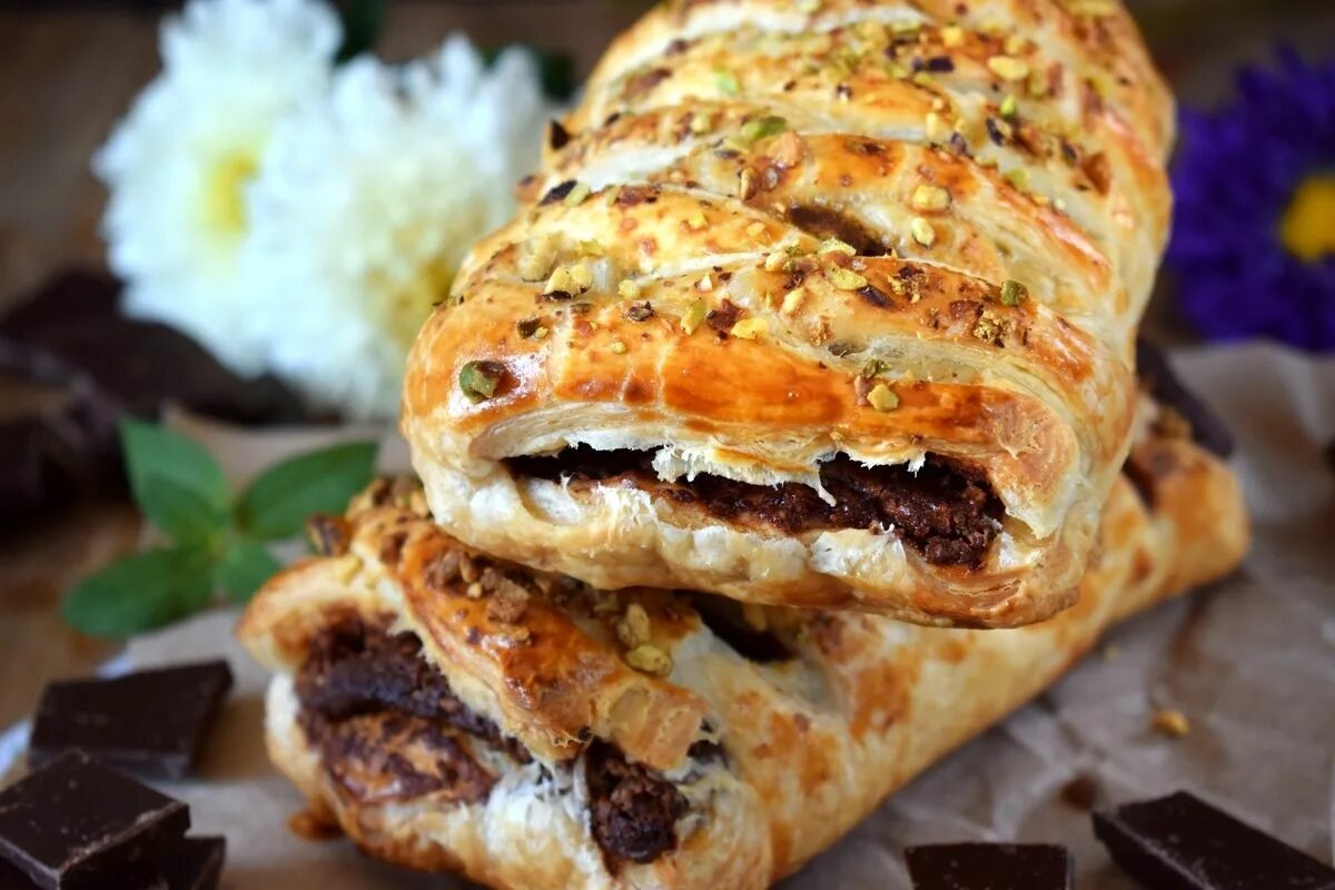 Пирог косичка с шоколадом. Булочка с шоколадом. Слоеное тесто с шоколадом. Слоеное тесто с шоколадом. Слойка косичка с шоколадом.