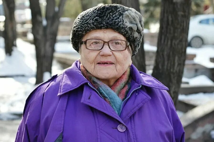 Три модные старушки. Милые бабушки. Пожилая еврейка. Сейчас другие бабушки. Современная бабушка.