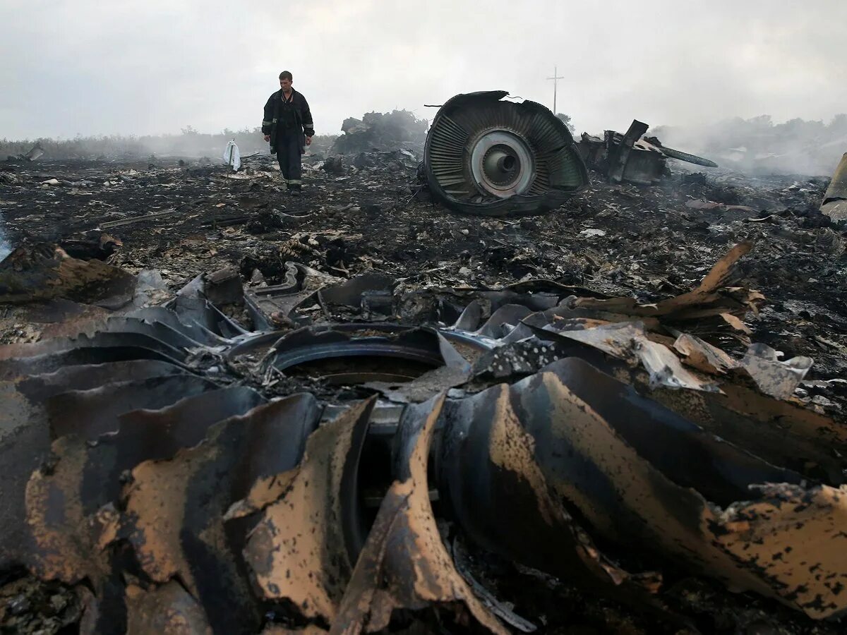 Крушение дело. Катастрофа в Украине Боинг 777. Крушение малайзийского Boeing 777 над Донбассом. Катастрофа Боинг 777 мн17.