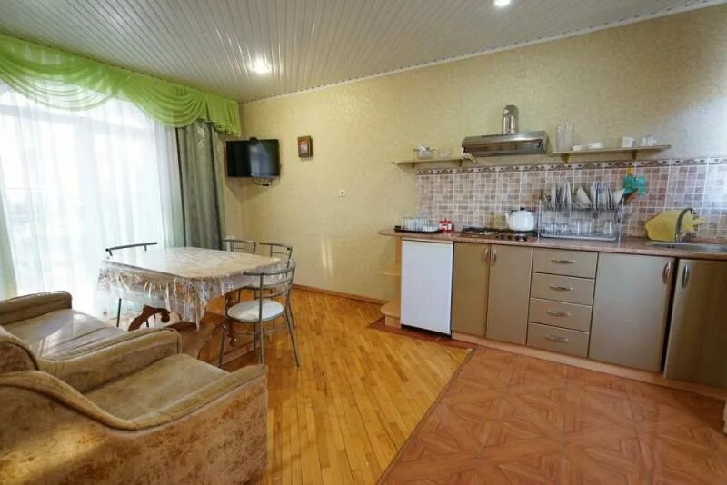 Лазаревское номер с кухней в номере. Тропикана лазаревское сочинское шоссе 2е. Лазаревское номер с кухней в номере. Кухни лазаревское. Лазаревское атланта гостевой дом.