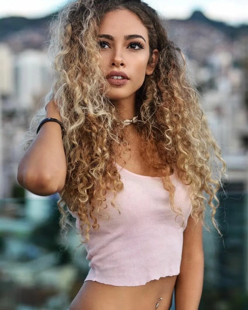 Curly blonde. Керли Хеир. Керли Хеир модель.