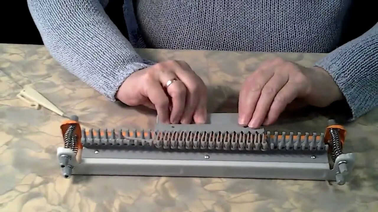 Rachel knitting machine. Араны на однофонтурной вязальной машине. Вязальная машина видео уроки. Вязание платингом на вязальной машине. Вязальная машина видео уроки.