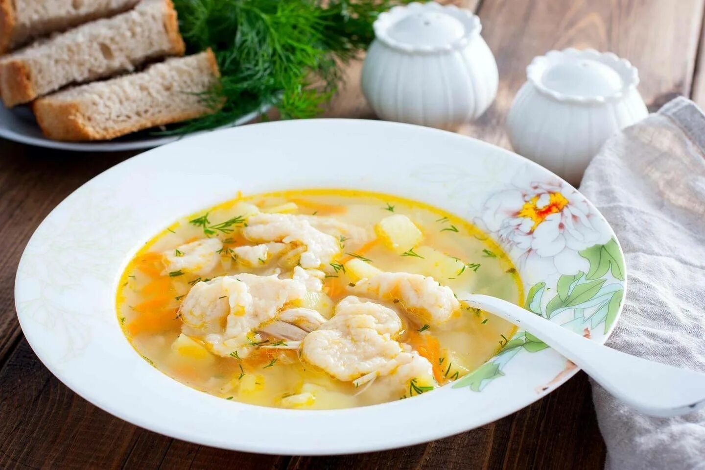 Суп с картофельными клецками. Суп с курицей и клецками. куриный суп с клецками и вермишелью. куриный суп с клёцками и плавленым сыром. яичный суп диетический.