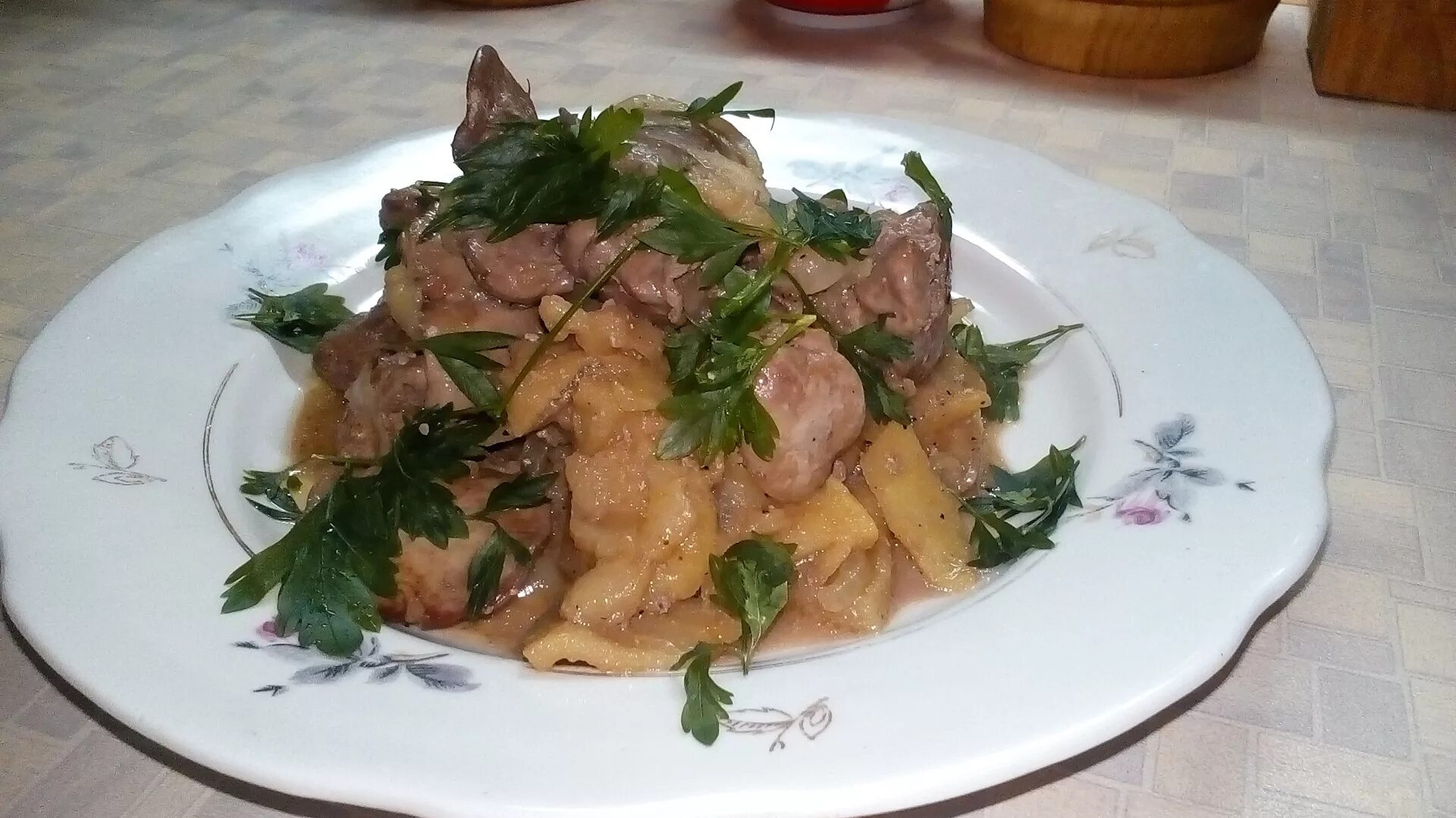 Печень в банке с луком и яблоками. Куриная печень с яблоками. Печень куриная с яблоками и луком. Куриная печень по-берлински. Печень жареная по Берлинские.