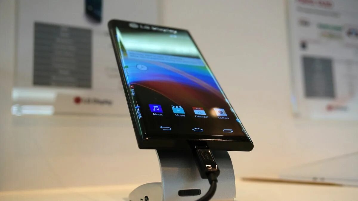 Гнущий смартфон. Lg с изогнутым экраном смартфон. lg 2 экрана. самсунг галакси безрамочный с изогнутым экраном. sony с изогнутым экраном телефон.