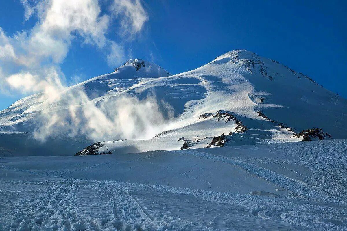 Эльбрус двуглавая вершина. Вершина горы Эльбрус. Гора Эльбрус 5642. Эльбрус 5642 метра. Пик Эльбрус в Карачаево-Черкесии, Кабардино-Балкарии..