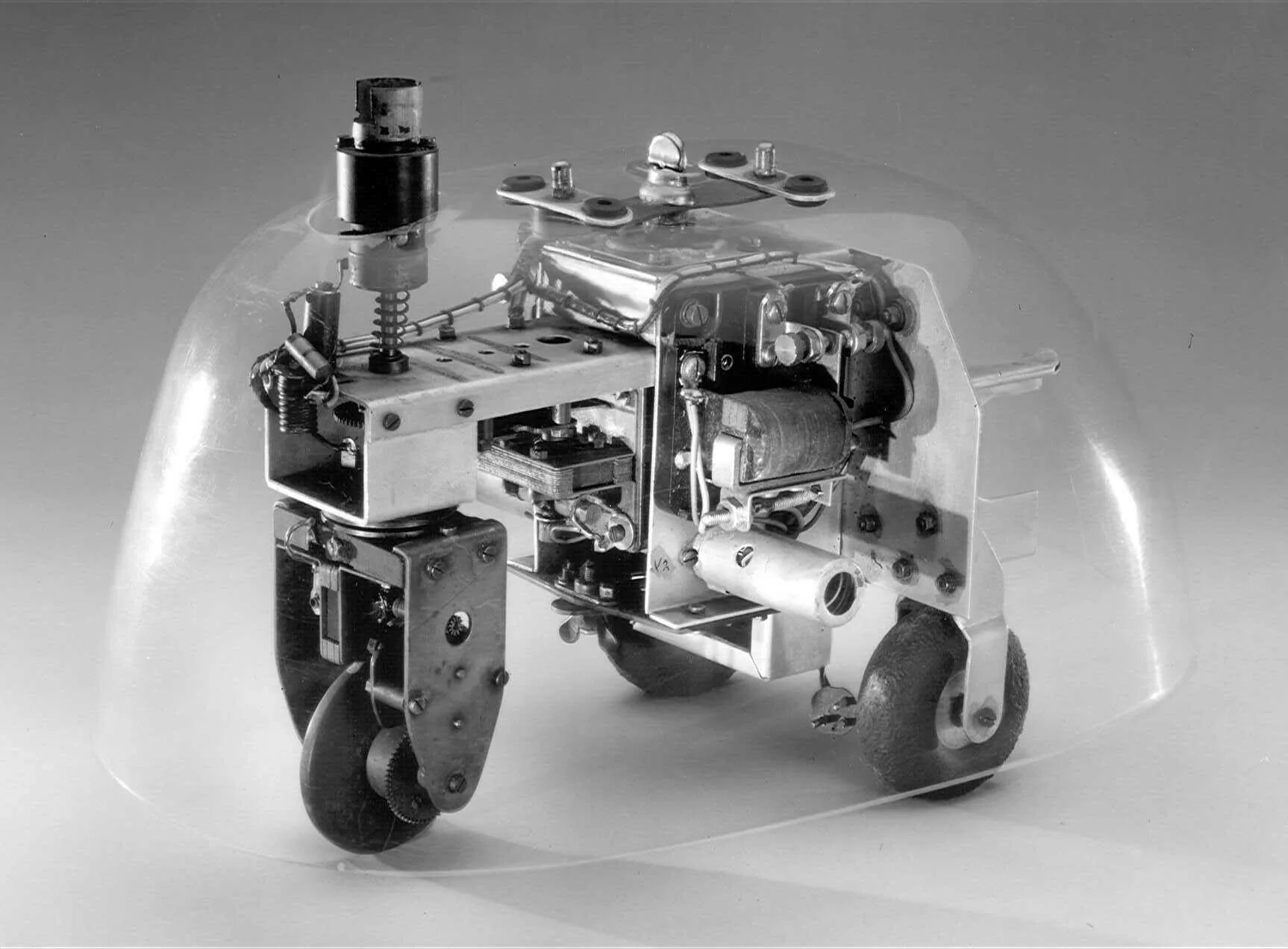 Какой из автономных роботов созданный французским изобретателем. Роботы Уильям грей Уолтер. Черепашка Грея Уолтера. Робот черепаха Грея Уолтера. Механические черепахи Уолтера.