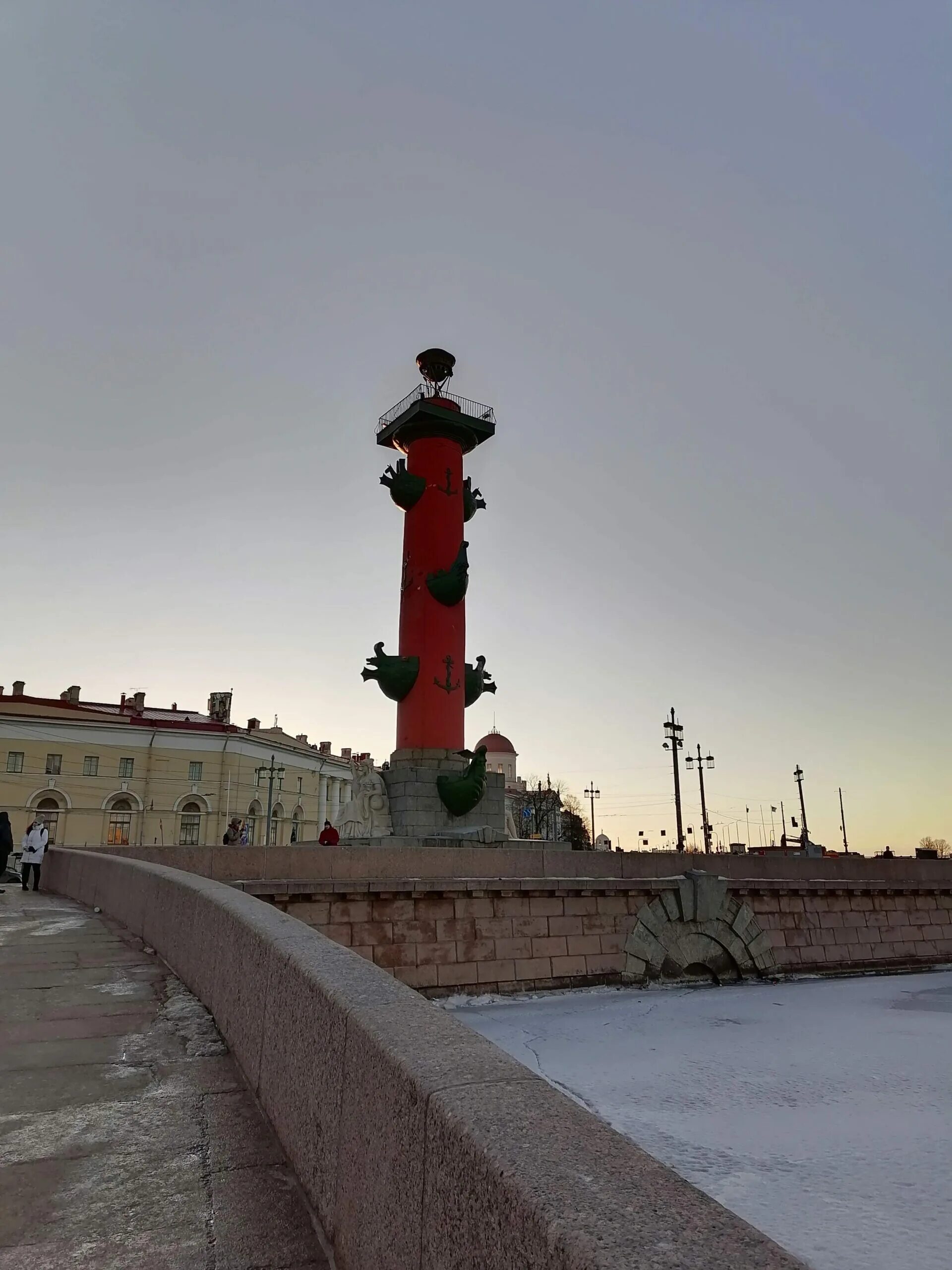 ростральных колоннах стрелки васильевского острова зажгут факелы. ростральные колонны в блокаду. ленинград васильевский остров. ростральные колонны васильевский остров. ростральные колонны в блокаду.