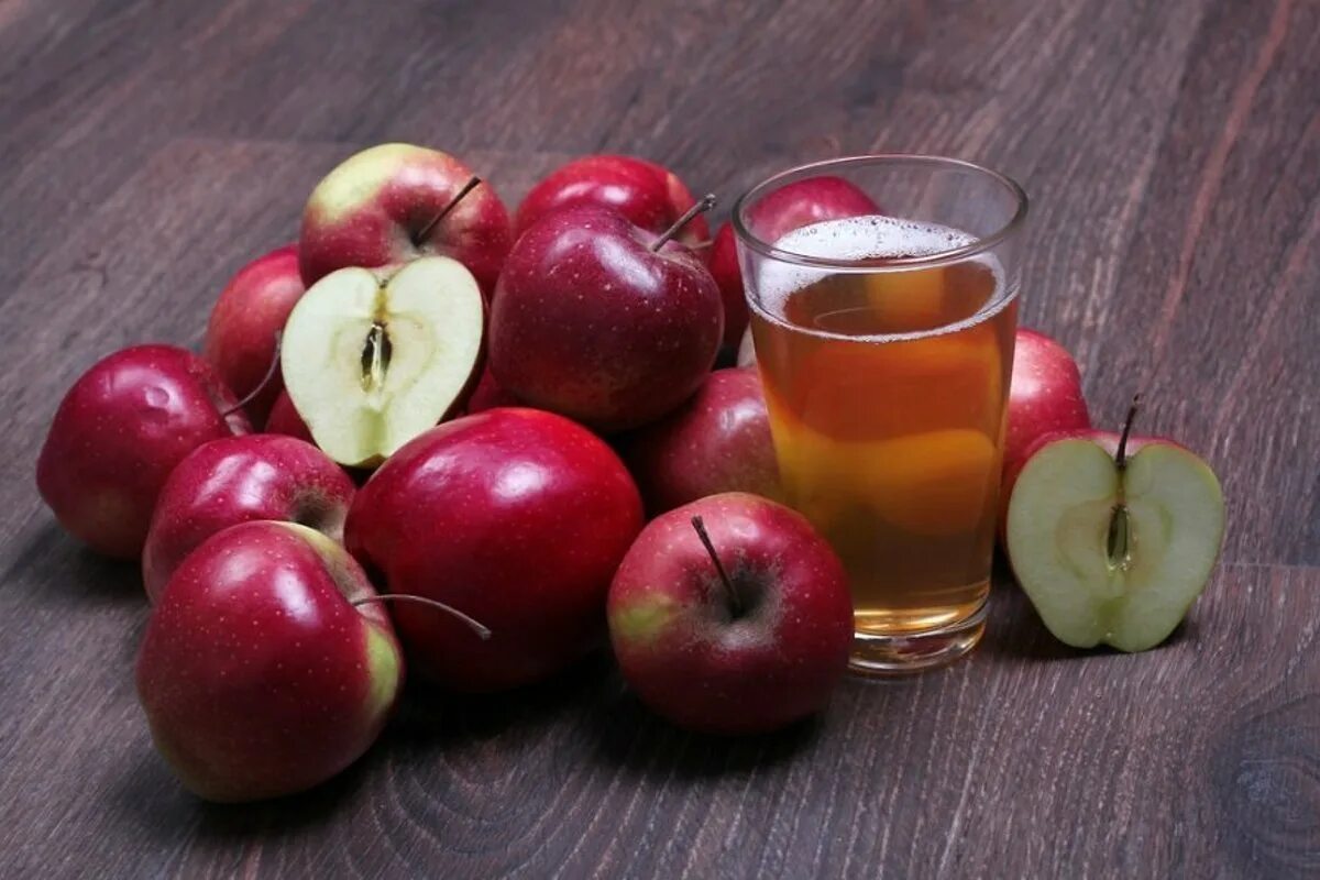 Яблоко сок польза. Яблочный сок. Сок из яблок. Натуральный яблочный сок. Полезные продукты яблоко.