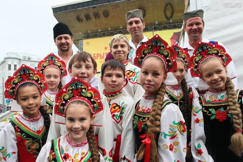 Народы на территории москвы. Народы москвы. фестиваль народов мира в москве. москва люди национальности. народ по городу.