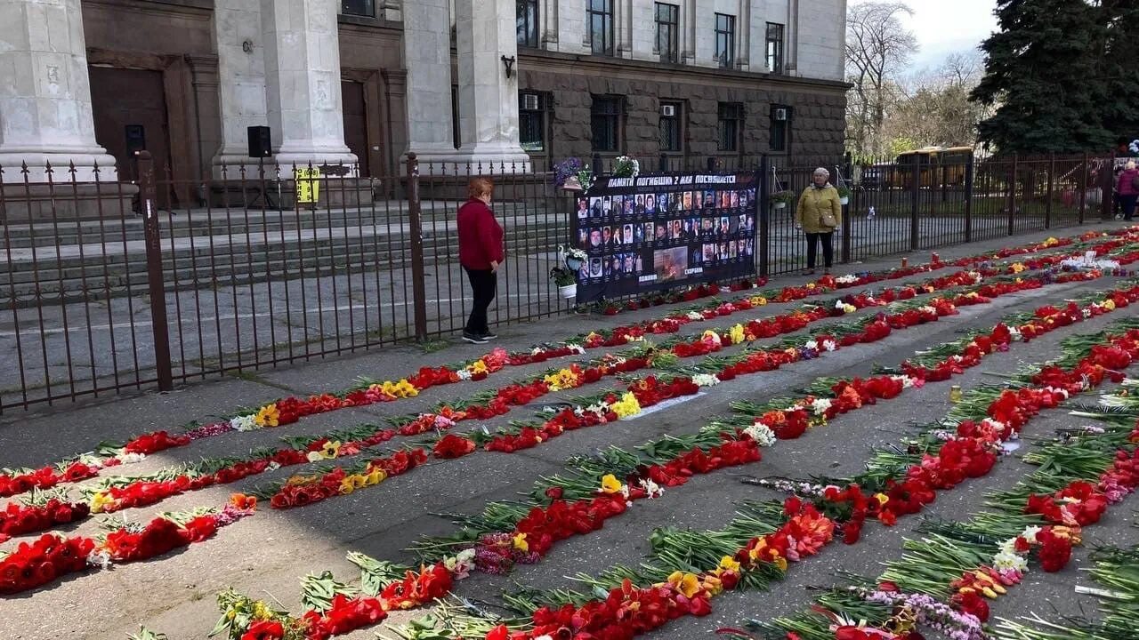 Где сейчас 2 мая. Одесса 2014 дом профсоюзов. Дом профсоюзов в Одессе 2 мая 2014. Одесса 2 мая дом профсоюзов.