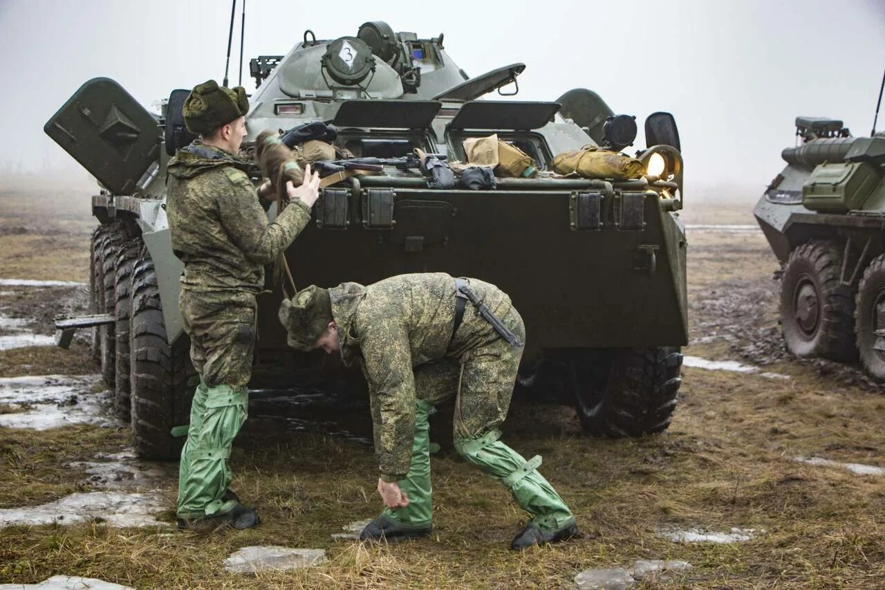 Армейские 2016. Военные устали картинки. Гордый солдат РХБЗ.