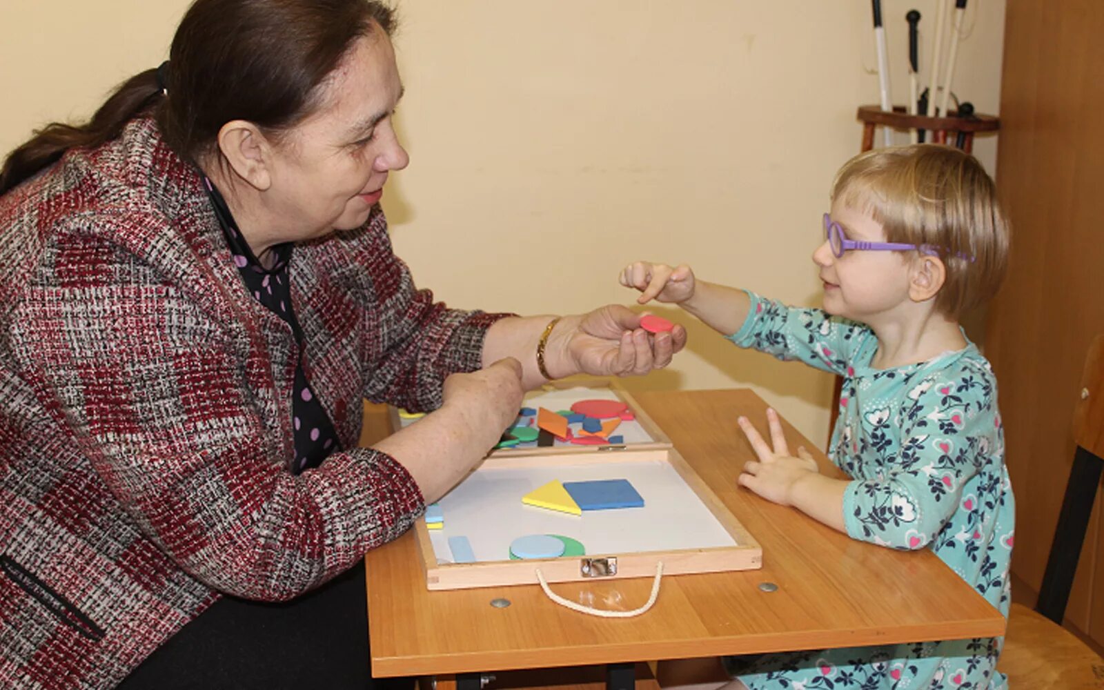 Занятие дефектолога в детском саду. Занятия с детьми с нарушением зрения. Дети с нарушением зрения. Занятия со слабовидящими детьми. Дошкольники с нарушением зрения.