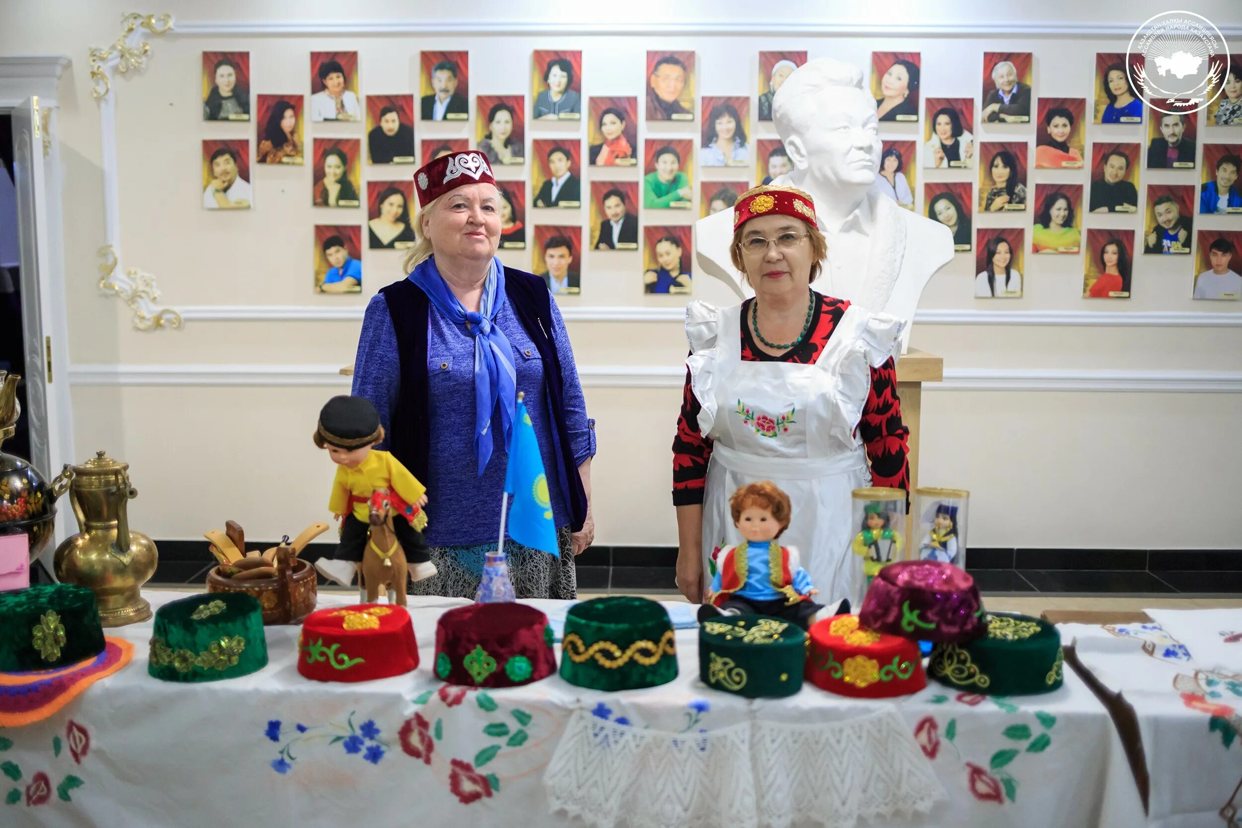 глухой в обществе. международный день родного языка фото.