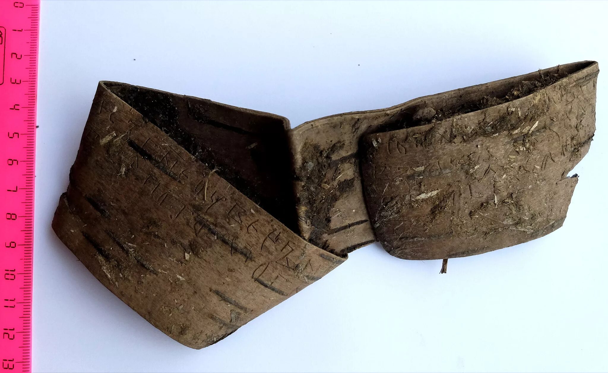 Берестяная грамота в музее. Археологи нашли древнюю берестяную грамоту. Великий новгород раскоп берестяные грамоты. Московские берестяные грамоты. Средневековая берестяная грамота.