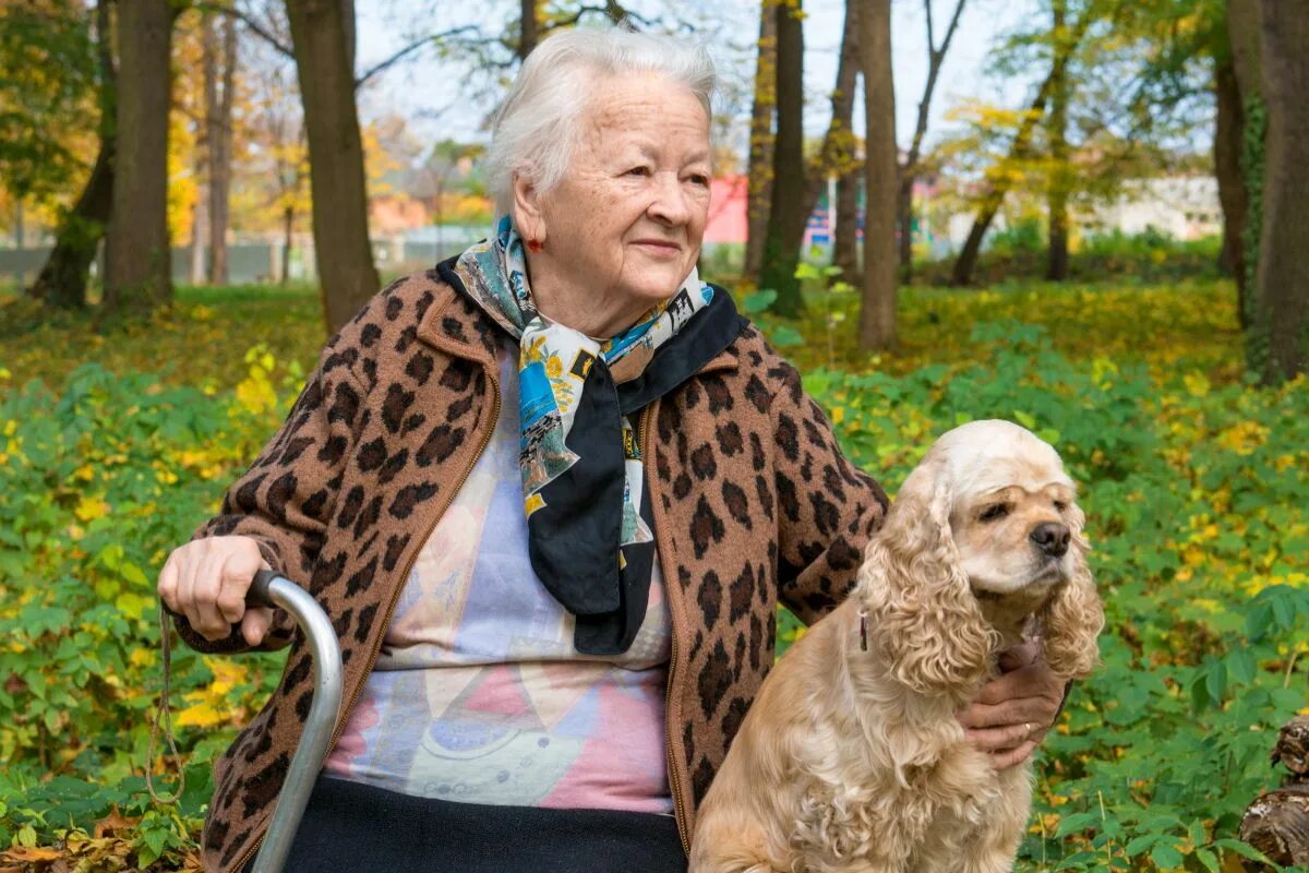 Бабушка с собачкой. Пожилая женщина с собакой. Старушка с собачкой. Пожилые люди и животные.