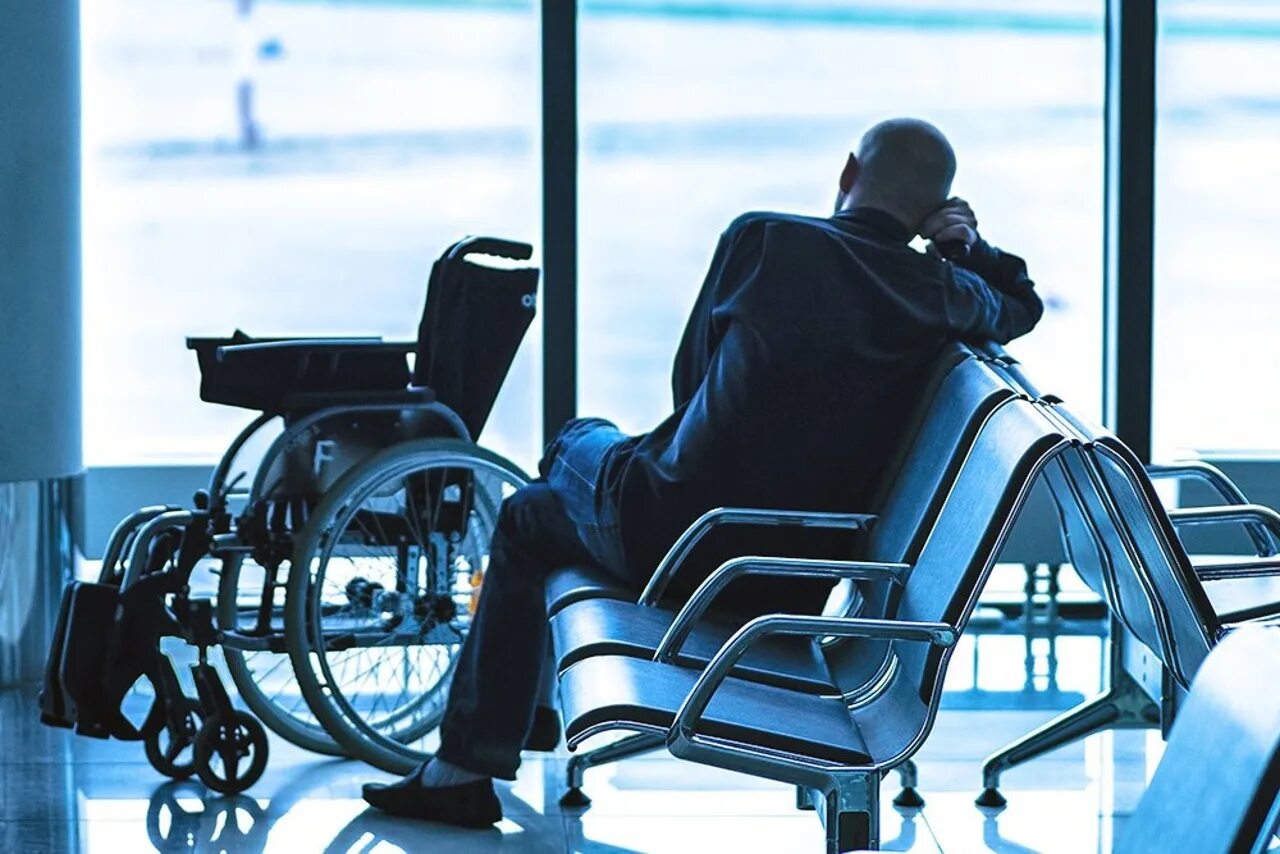 Изменения для инвалидов в 2024. Инвалиды в аэропорту. Кресло для инвалидов в аэропорту. Колясочники в аэропорту. Инвалид колясочник.