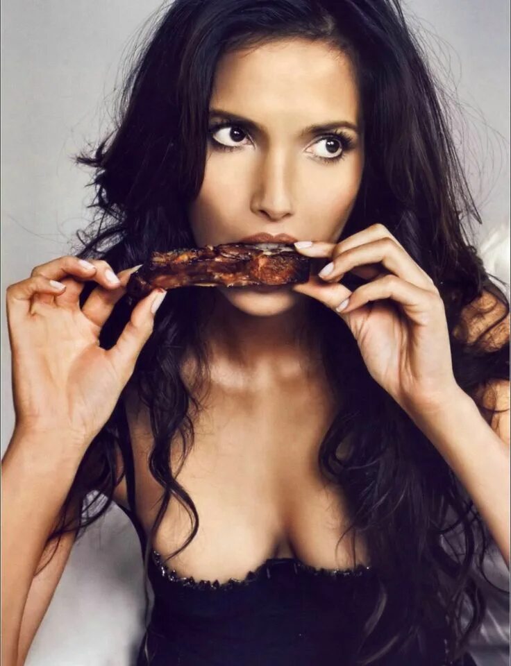 Шашлык девушки. Падма лакшми модель. padma lakshmi фото. девушка ест. красивая девушка с шашлыком.