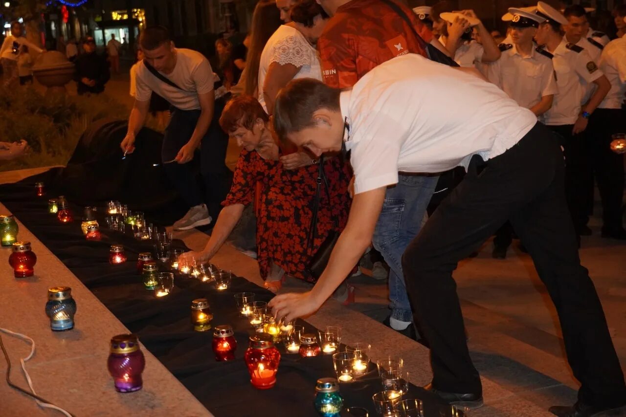 Свеча памяти жертв теракта. Керчь скорбим 17.10.2018. Свеча памяти. Акция свеча памяти. Свеча памяти 2022.