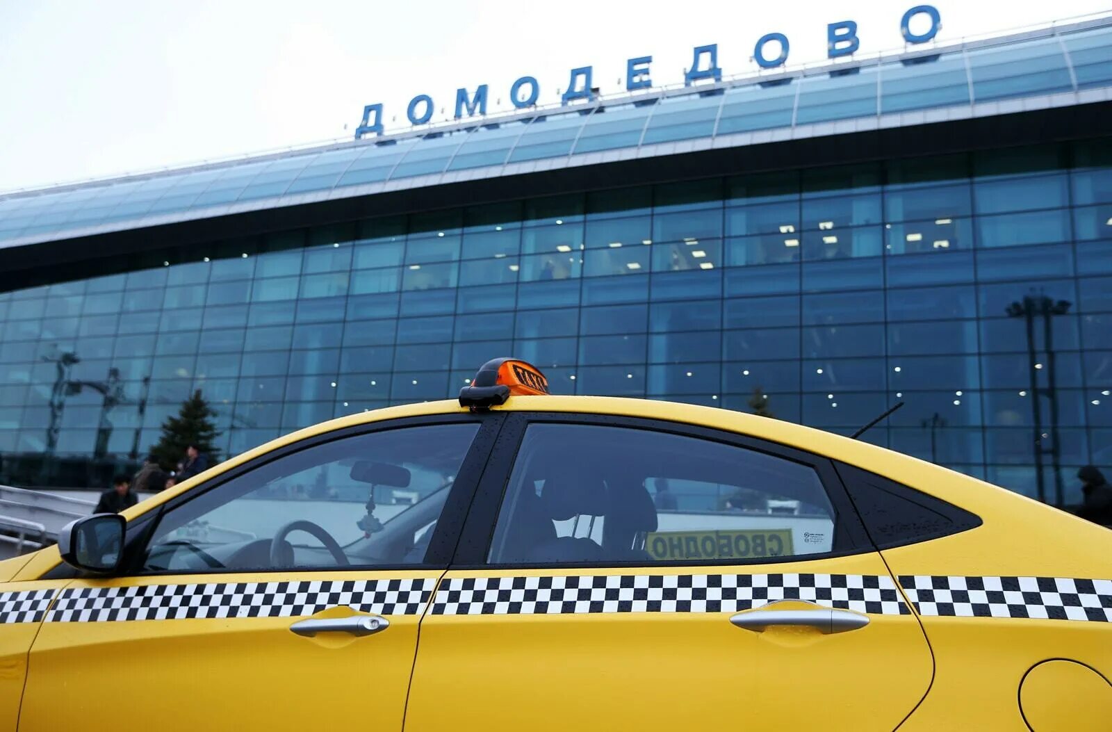 Такси домодедово телефон. Аэропорт Домодедово такси. Такси около аэропорта Домодедово. Шереметьево-Домодедово такси. Такси в аэропорт Шереметьево.