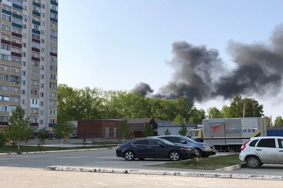 Черный дым что горит. Дым пожар. Пожар в частном доме. Пожар в Новосибирске сегодня. Сгоревший дом.