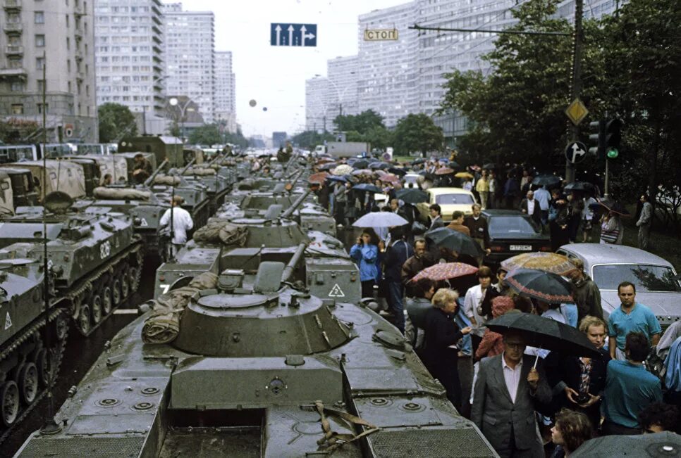 Августовский путч Москва 1991. Августовский путч 1991 танки. Танки в Москве 1991 Ельцин. Танки ГКЧП В Москве 1991. 27 августа 1991