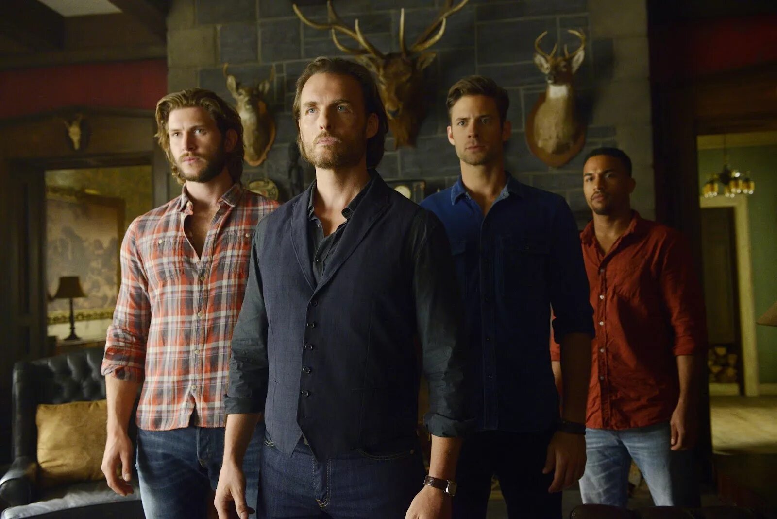 Укушенная сериал поцелуй. Лора вандервурт оборотень. Стив лунд. Укушенная сериал саванна. Укушенная сериал лостфильм.