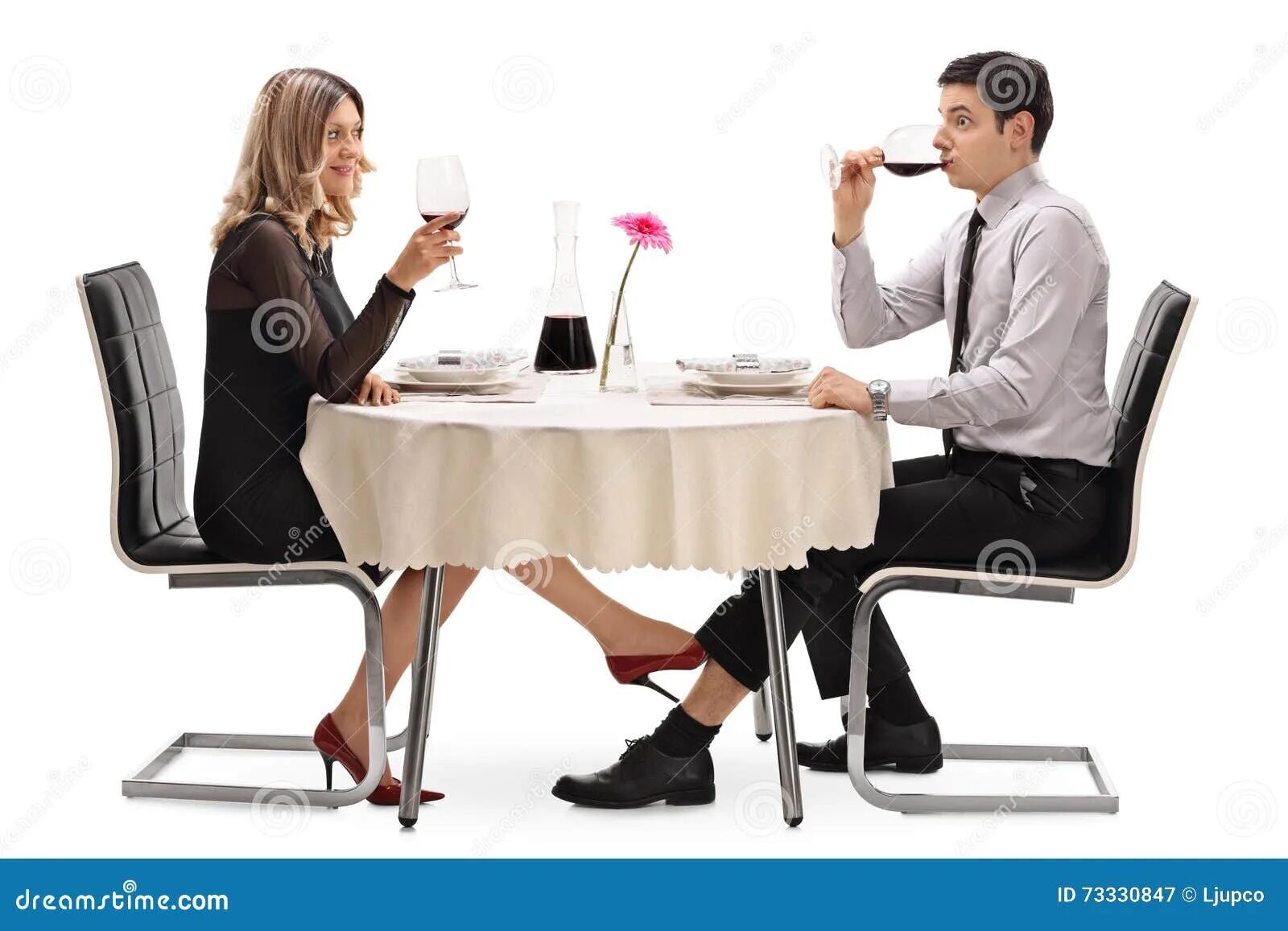 Мужчина под столом. Разговор под столом. Парень под столом. Белый человек под столом.