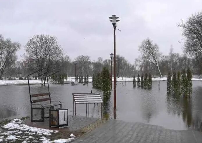 Весеннее наводнение реки днепр. Уровень днепра в могилеве. Могилев разлив днепра. Могилев река. Уровень днепра в могилеве.