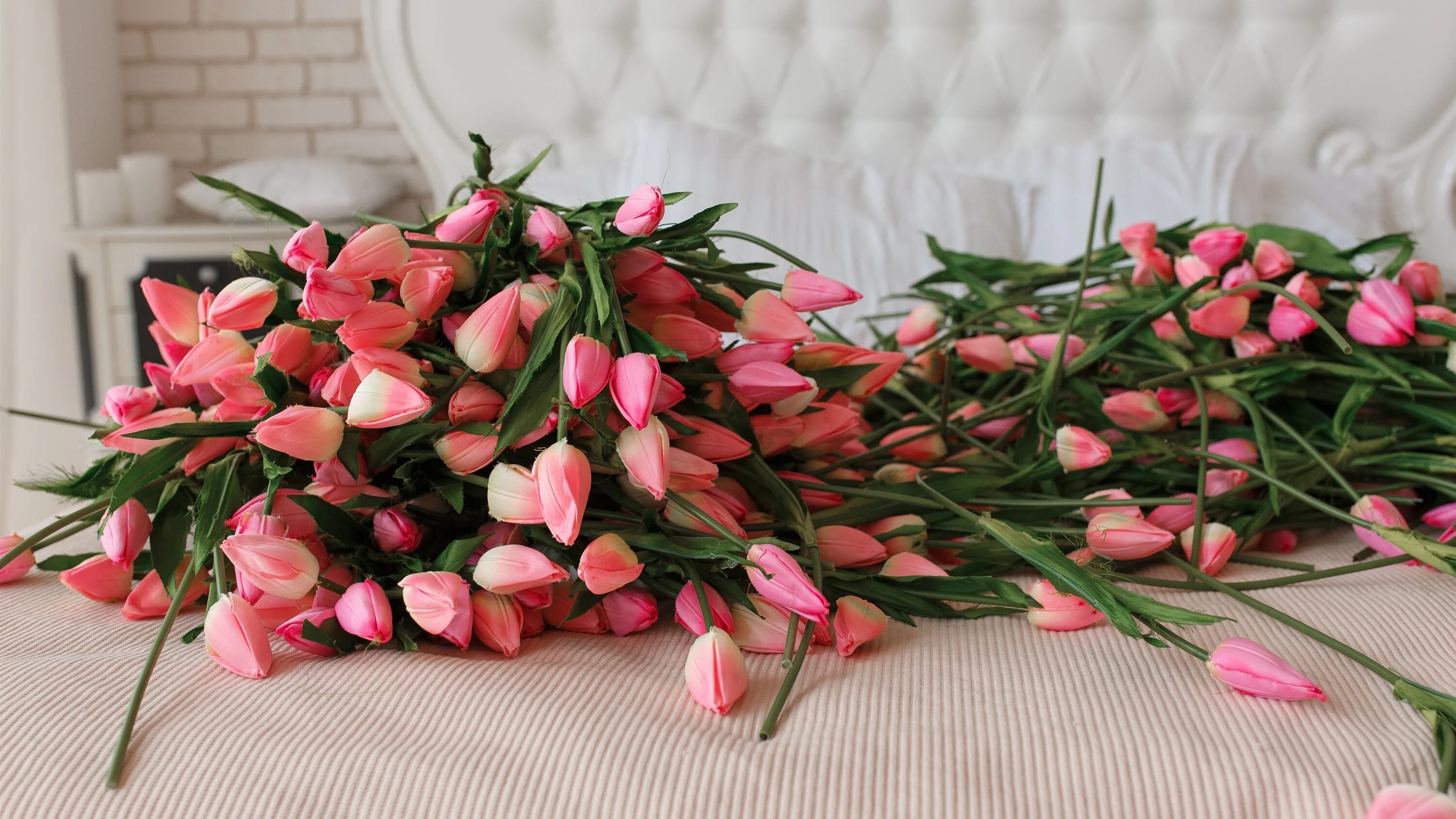 Розовые тюльпаны к чему. Букет тюльпанов. Розовые тюльпаны. Огромный букет тюльпанов. Красивые букеты из тюльпанов.