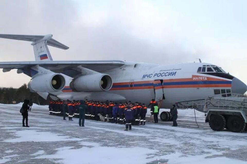 Ил-76 военно-транспортный самолёт погрузка. Погрузка в ил 76 мчс. Самолет мчс россии ил-76. Самолёт ил-76 мчс. Борт мчс ил 76.
