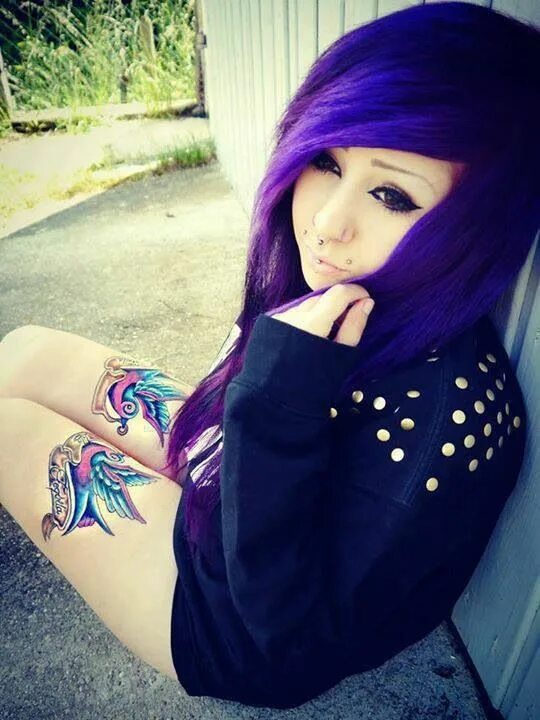 Эмо би. Эмо с фиолетовыми волосами. Девушка с фиолетовыми волосами эмо. Эмочка фиолетовые волосы. Девушка с фиолетовыми волосами и тату.