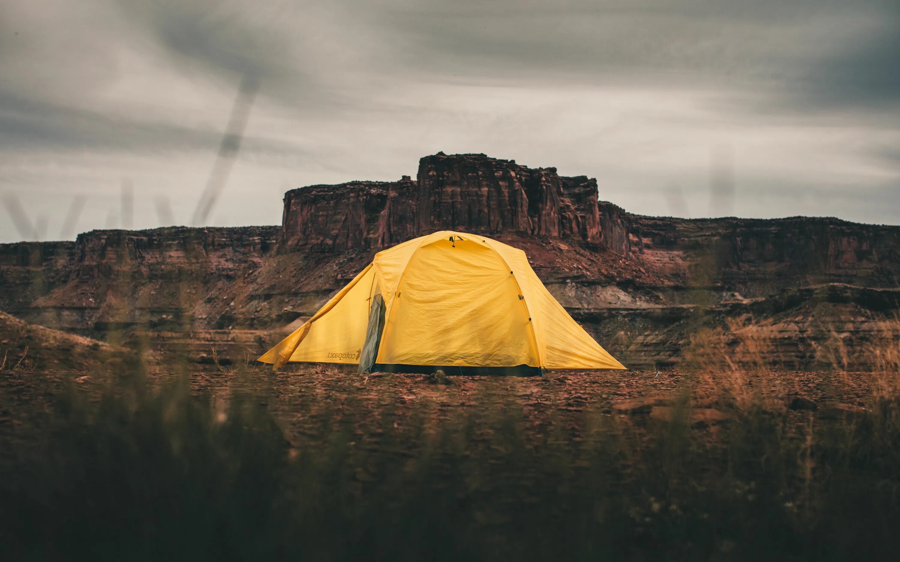 Windows 10 camp. Палатка на природе. Палатка в горах. Палатка на горе. Палатка на фоне гор.