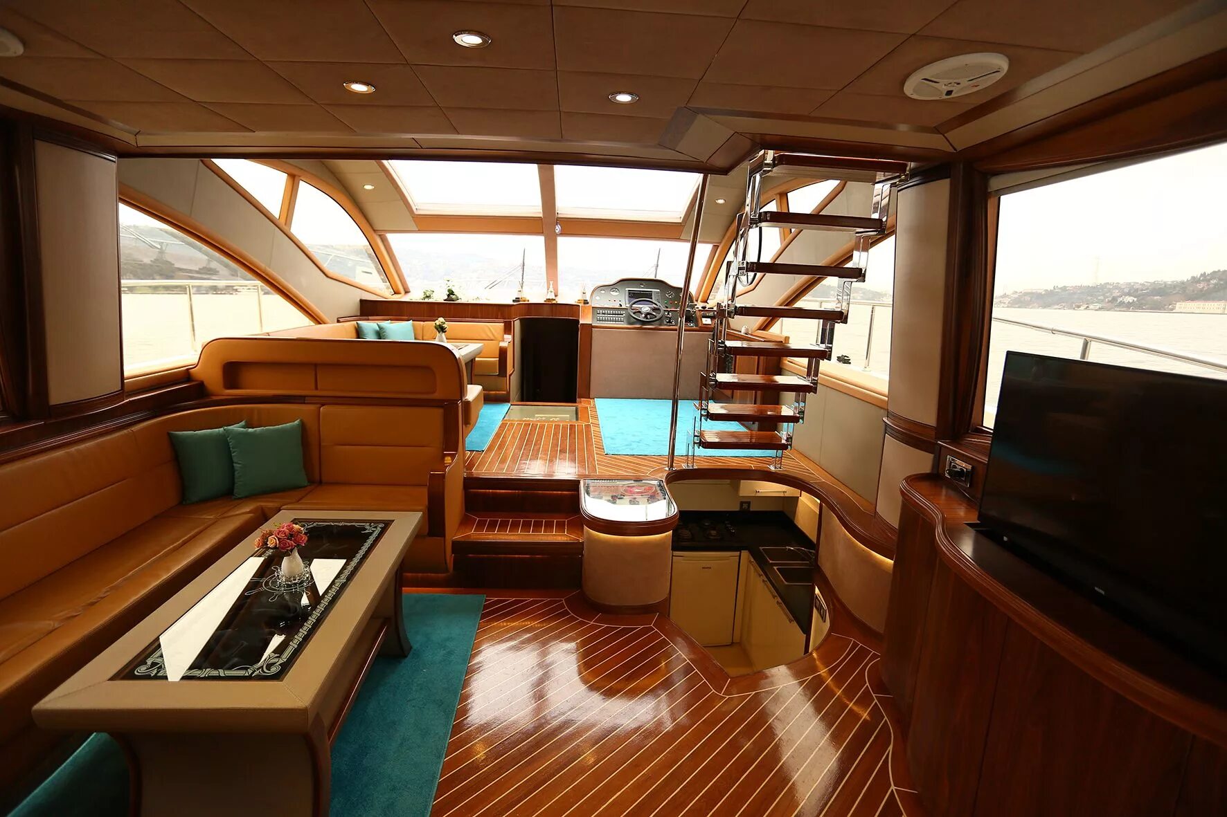 Сказочный домик внутри. Плацкартный вагон снаружи. Как выглядит внутри снаружи. Прицеп дача airstream внутри. Интерьер домика на дереве.