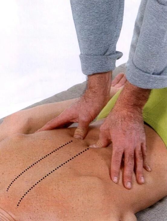 Паравертебральная зона спины. Пальпация паравертебральных. Пальпация паравертебральных. Пальпация поясничного отдела позвоночника. Паравертебральные точки.