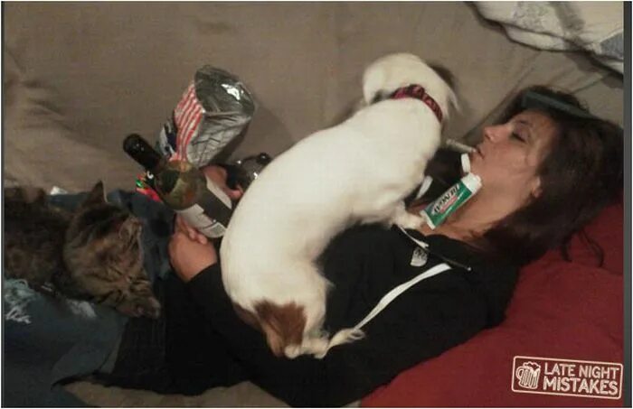 Подруга издевается над пьяной подругой. Надругались над одноклассницей. Подруга издевается над пьяной подругой. Друзья прикалываются друг над другом. Подруга издевается над пьяной подругой.