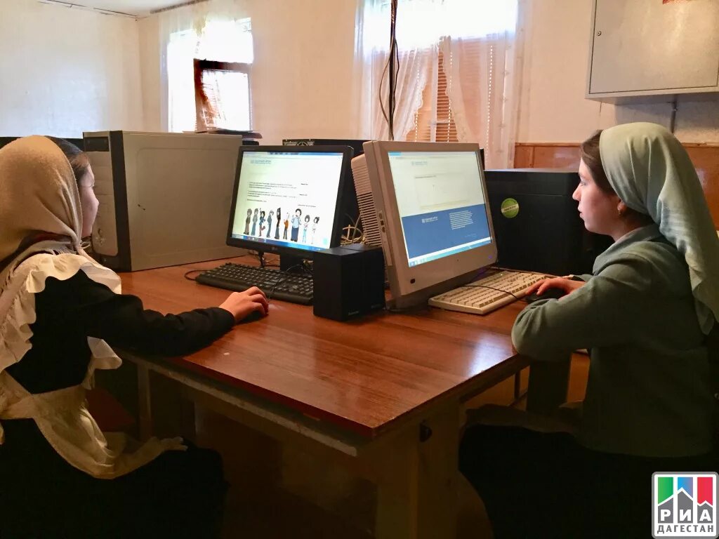 Дагестанские школьники за компьютерами. Молодежь Дагестана в сети интернете фото. Кибербезопасность для детей и родителей Хасавюртовская школа. Риа интернет