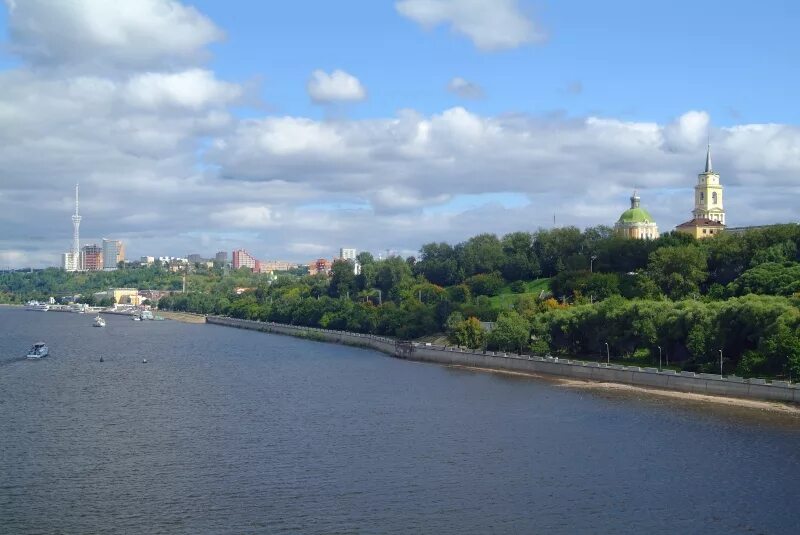Водный перекат это. Староладожская церковь на фоне реки волхов. Город река фото. Реки протекающие в перми. На этой реке город они.