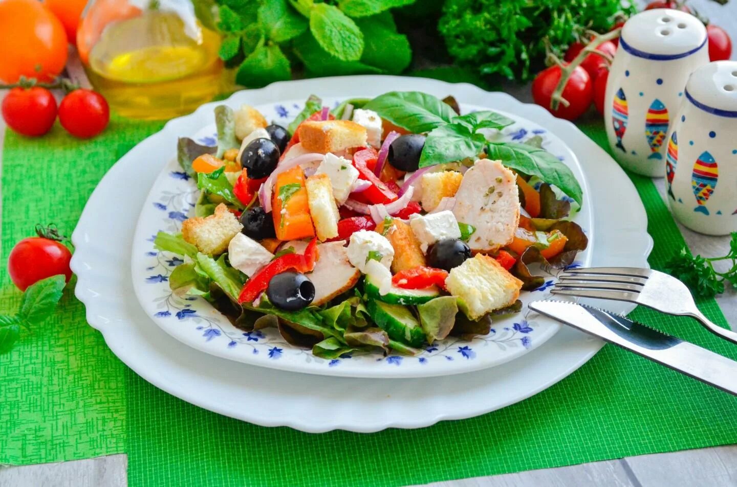 Греческие сухарики. Греческий салат. Греческий салат с курицей. Греческий салат с курицей и сухариками. Греческий салат с сухариками.