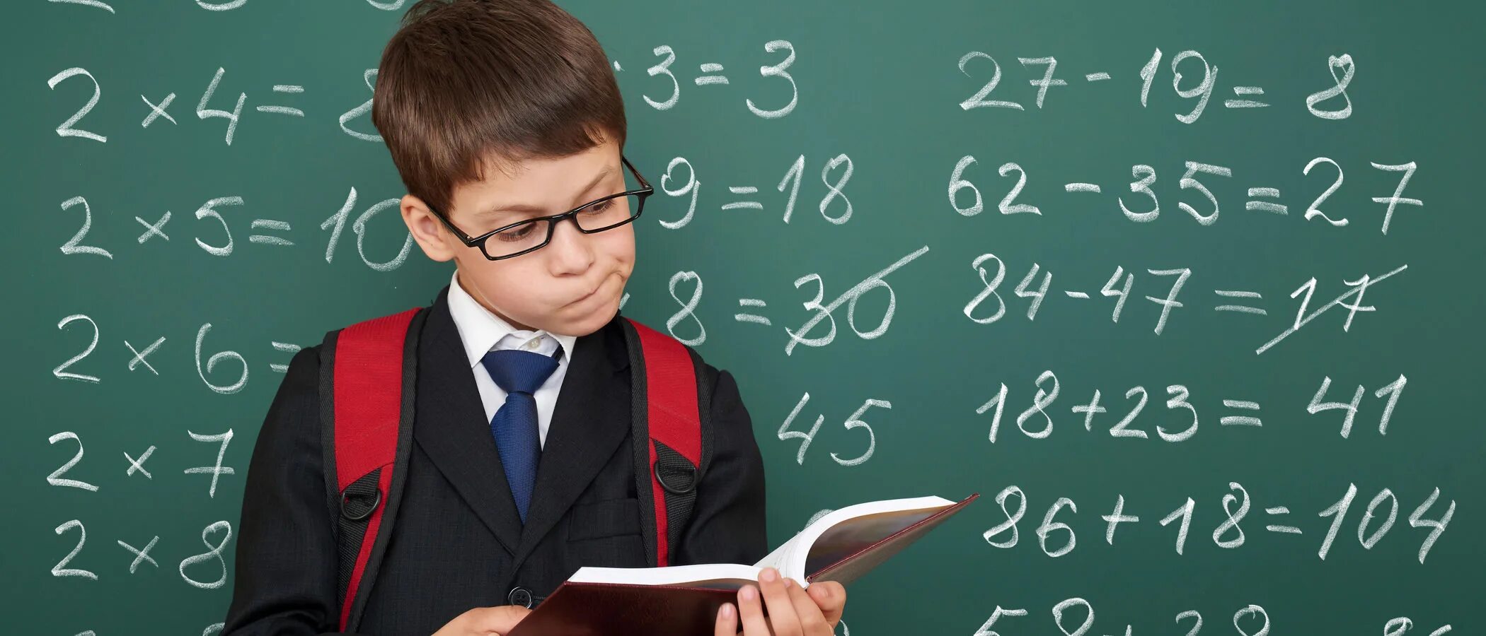 Математика для школьников. Школьники математики. Математические фото. Ребенок учит математику.