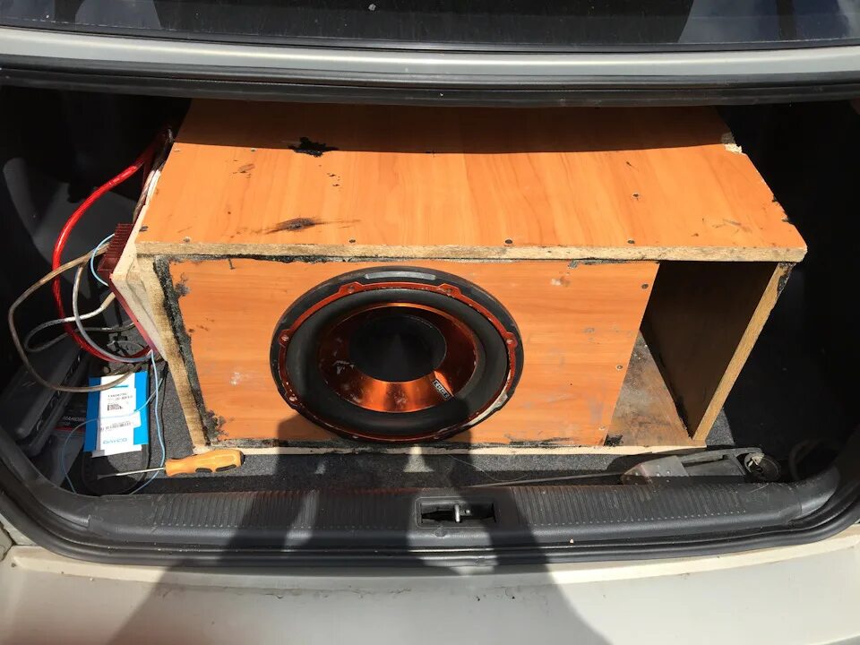 Саб баси. Выключается сабвуфер. Короб саб jbl 1000w без динамика. Саб mds0. Сабвуфер за 30 тысяч рублей.