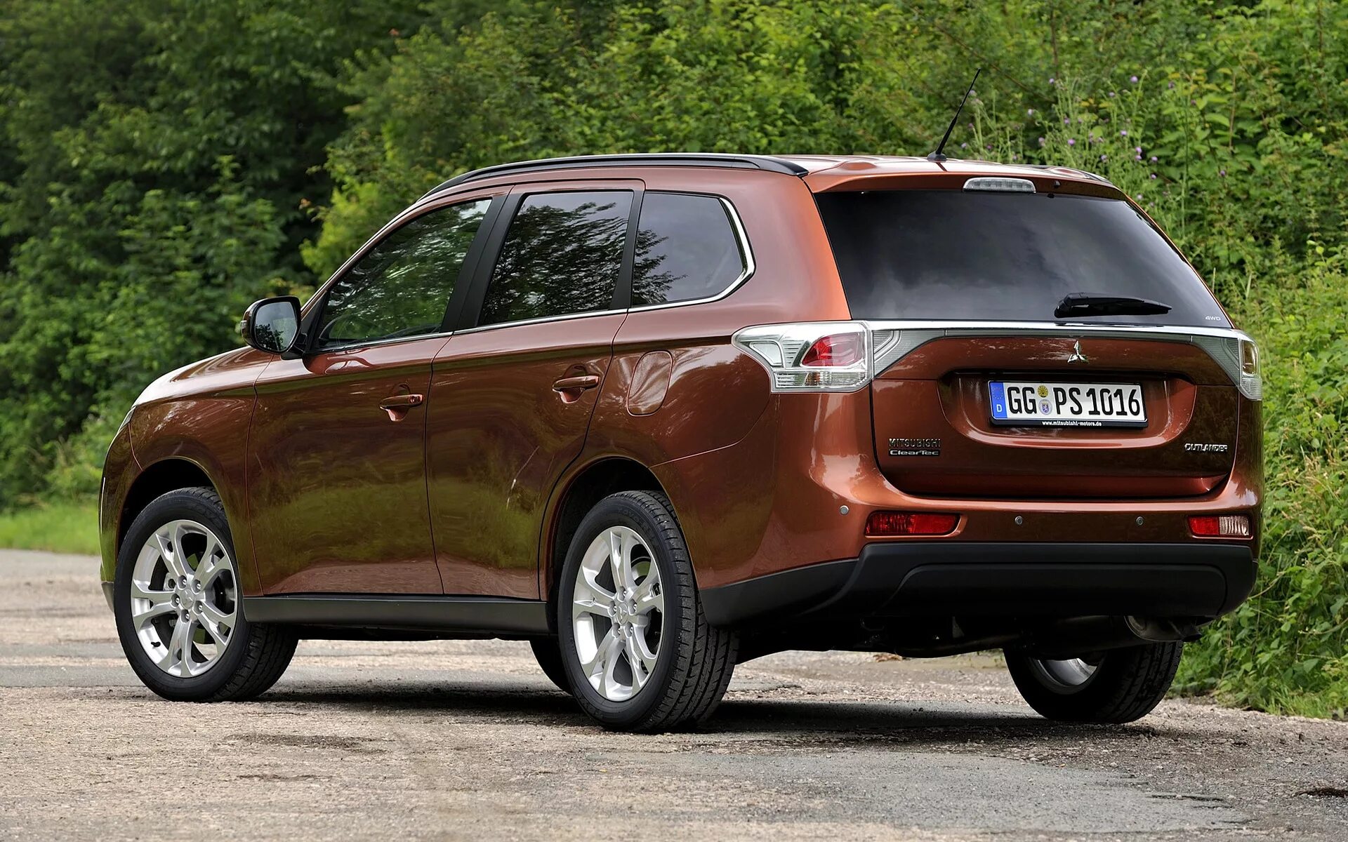 Форум мицубиси аутлендер. Mitsubishi Outlander 2013. Mitsubishi Outlander 2012. Мицубиси Аутлендер 3. Мицубиси Аутлендер 2013.