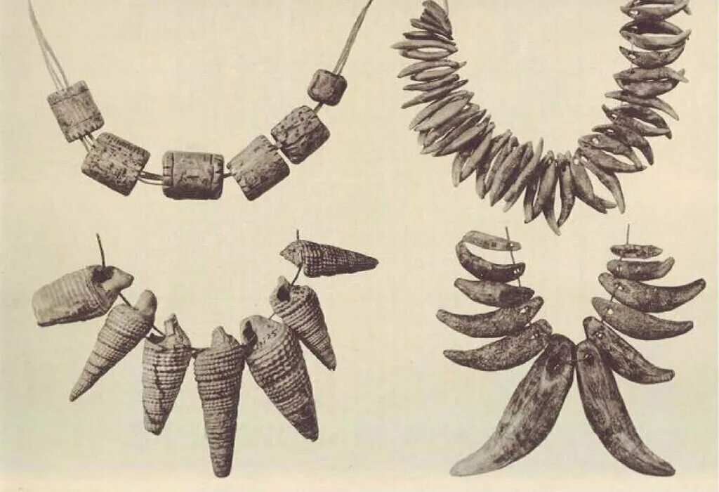 украшения бронзового века. первобытное искусство палеолит украшения. греческие украшения. первые украшения. старинные бусы из камня.